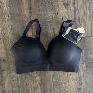Seamless Black Wireless Scoop-Front Bra